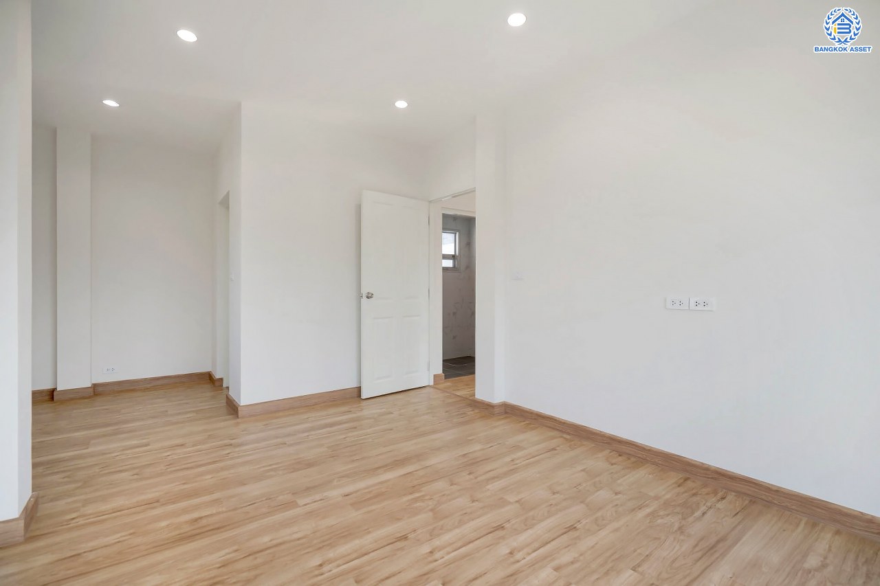 บ้านมือสองตกแต่งใหม่ โครงการ ไลฟ์ บางกอก บูเลอวาร์ด ราชพฤกษ์-รัตนาธิเบศร์ เนื้อที่ 50.3 ตร.ว. ดีไซน์ตอบทุกไลฟ์สไตล์ ฟังก์ชัน 3 ห้องนอน 3 ห้องน้ำ จอดรถได้ 2 คัน บนทำเลติดถนนราชพฤกษ์ เชื่อมต่อทุกเส้นทาง ใกล้รถไฟฟ้าสายสีม่วง "สถานีท่าอิฐ" และจุดขึ้นทางด่วน "ศรีรัช"